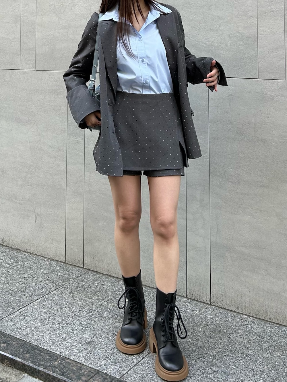 グレー系のテーラードジャケット、グレー系のスカートを着用したレディースの春コーディネートの5枚目の写真