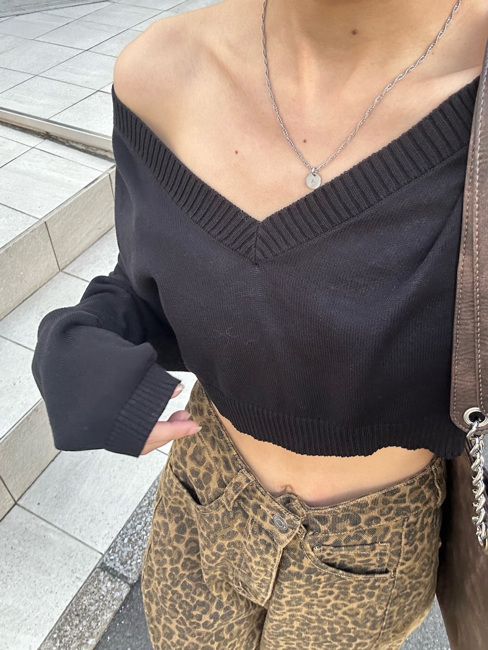 ベージュ系のデニムパンツ、ブラウン系のトートバッグ、ブルー系のシャツ/ブラウスを着用したレディースの秋コーディネートの4枚目の写真