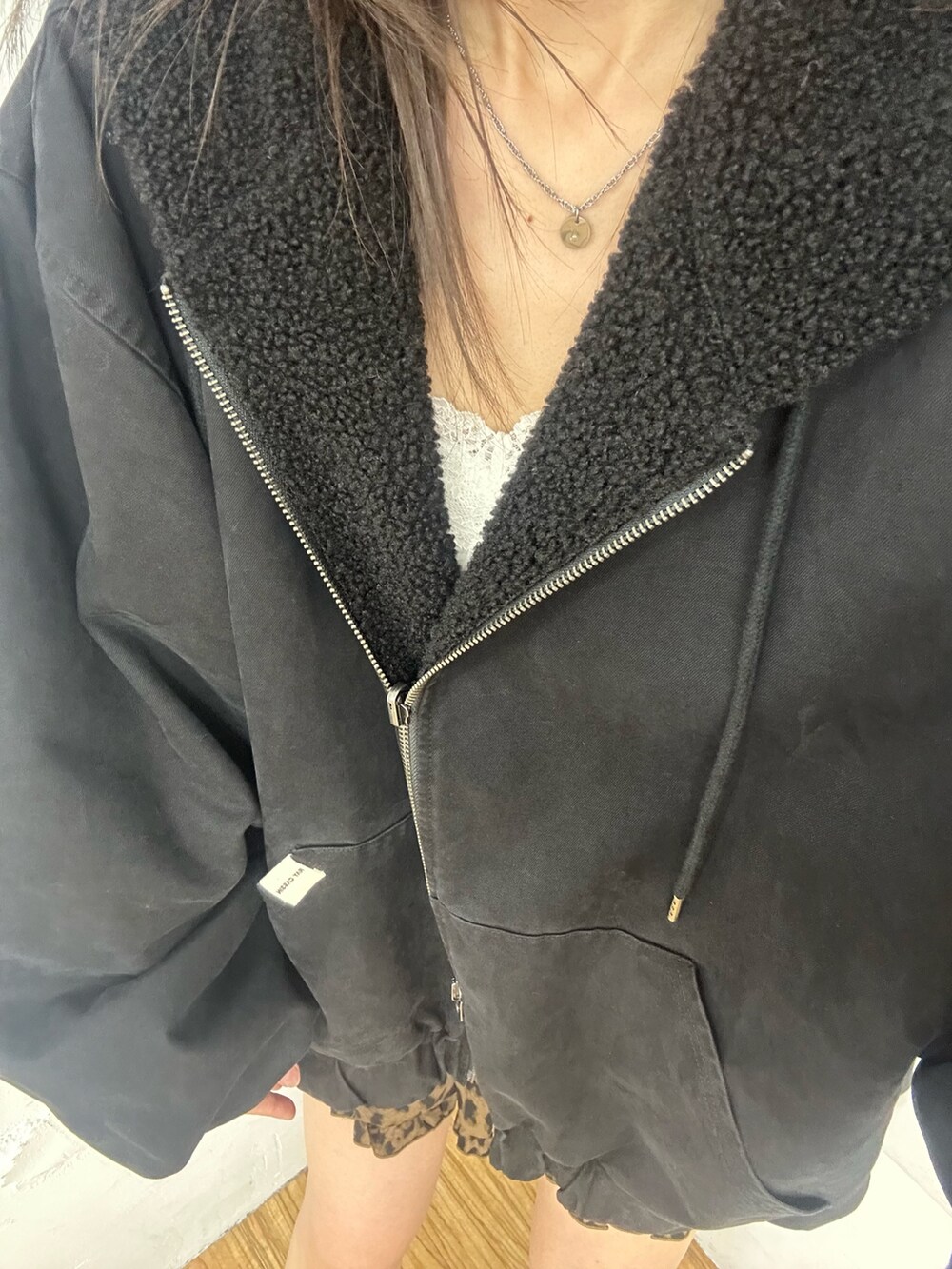 ブラック系のブルゾン、ブラック系のブーツを着用したレディースの秋コーディネートの4枚目の写真