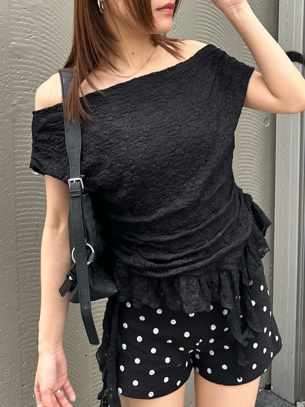 ブラック系のTシャツ/カットソー、ブラック系のその他パンツ、ホワイト系のソックス/靴下を着用したレディースの夏コーディネートの5枚目の写真