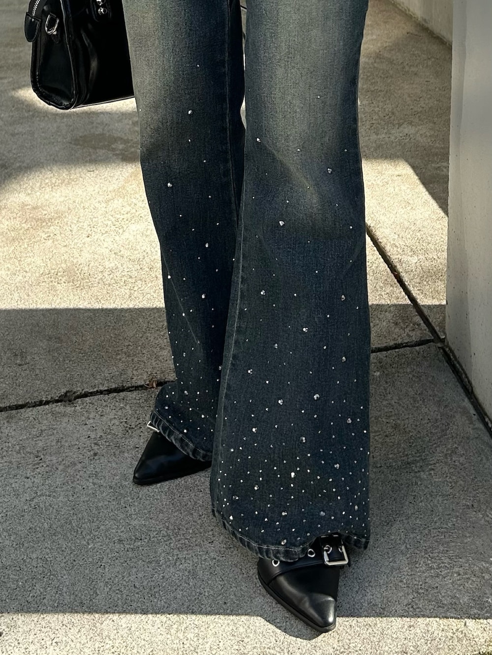 ホワイト系のTシャツ/カットソー、ブルー系のデニムパンツを着用したレディースの春コーディネートの6枚目の写真