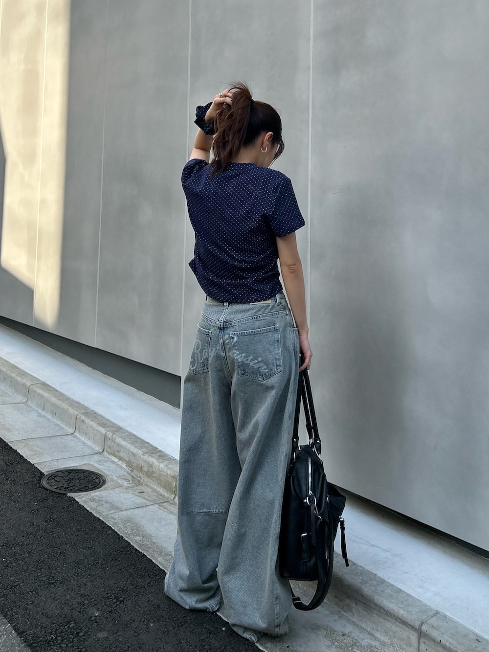 ブルー系のTシャツ/カットソー、ブルー系のデニムパンツを着用したレディースの春コーディネートの5枚目の写真