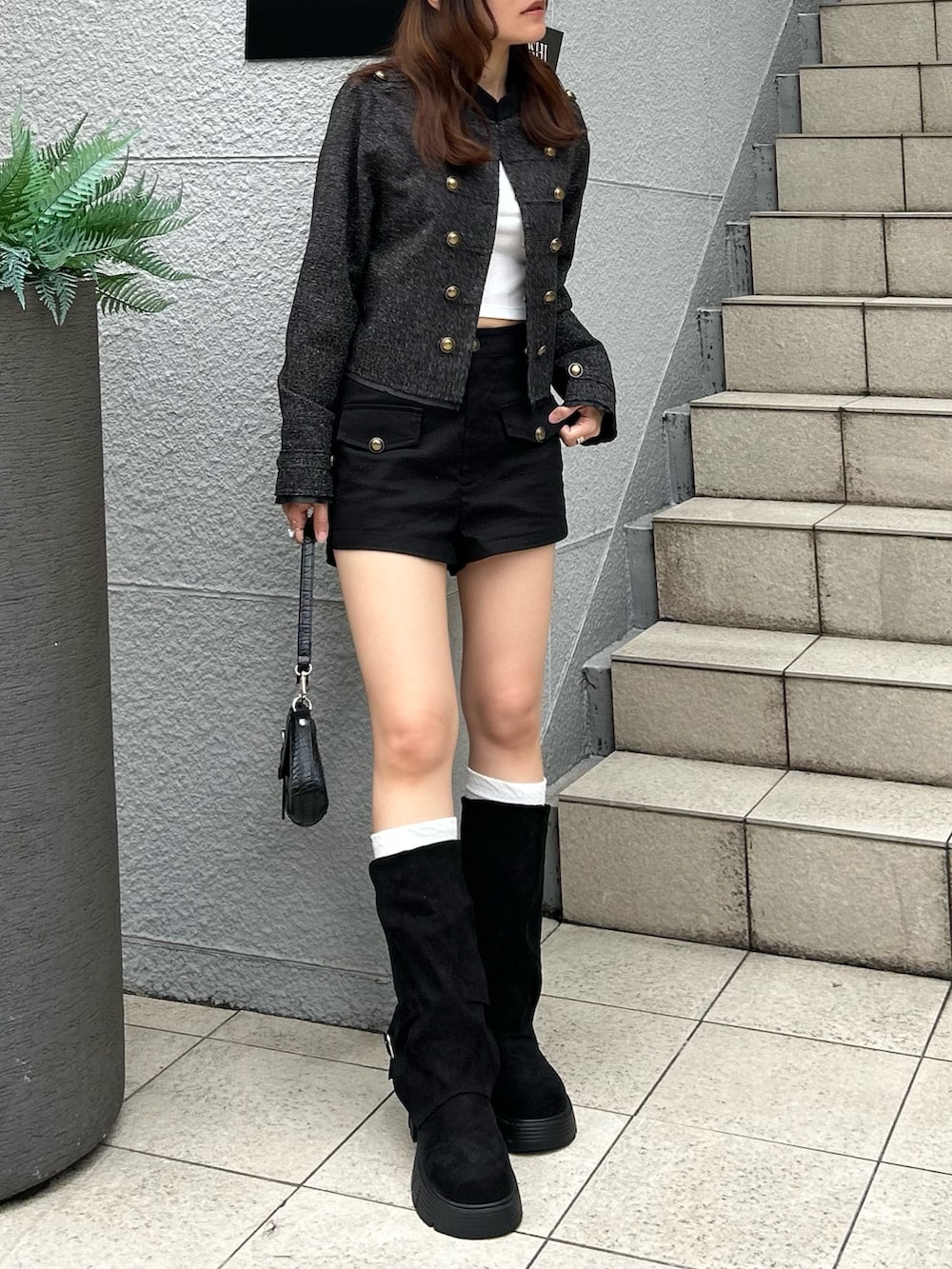 ブラック系のノーカラージャケット、ブラック系のその他パンツ、ブラック系のショルダーバッグを着用したレディースの秋コーディネートの6枚目の写真