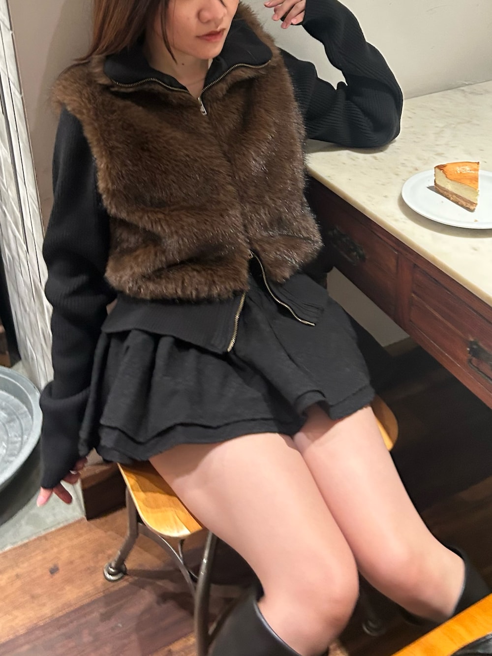 ブラック系のニット/セーターを着用したレディースの秋コーディネートの5枚目の写真