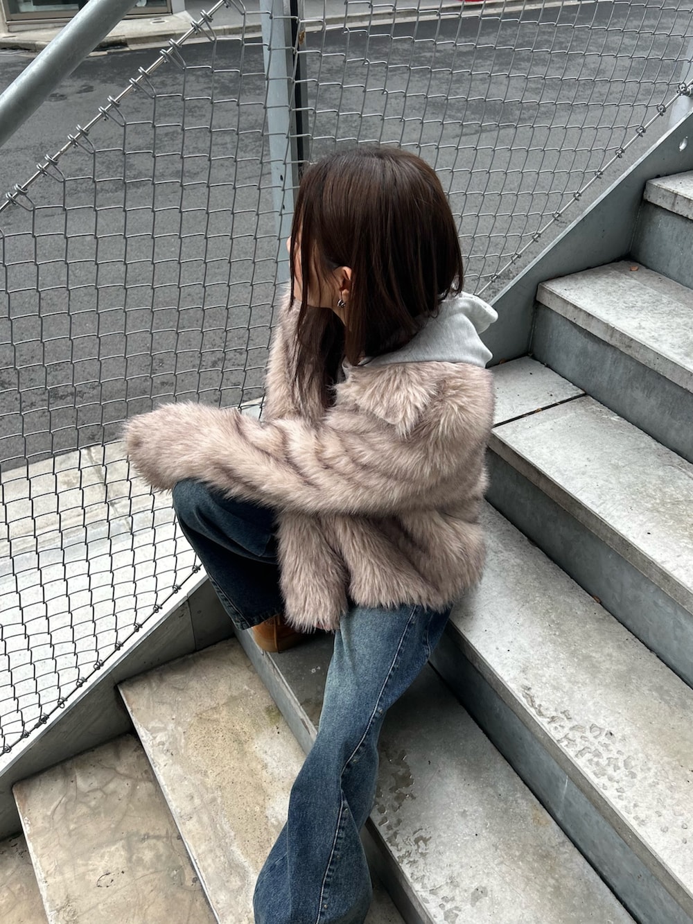 ブルー系のデニムパンツ、ブラック系のトートバッグ、イエロー系のブーツを着用したレディースの秋コーディネートの7枚目の写真