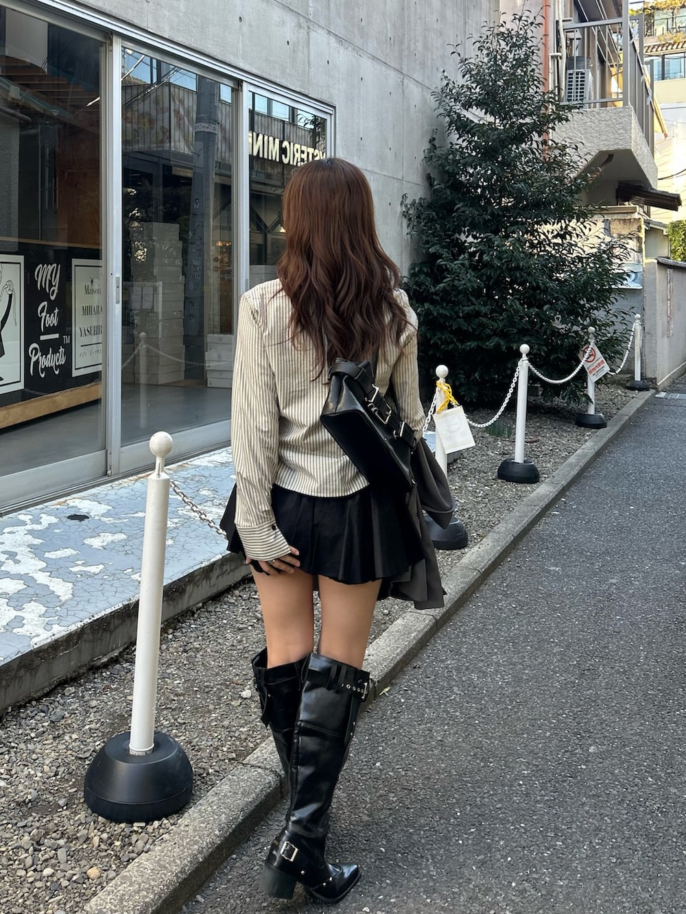 グレー系のテーラードジャケット、ブラック系のブーツを着用したレディースの冬コーディネートの6枚目の写真