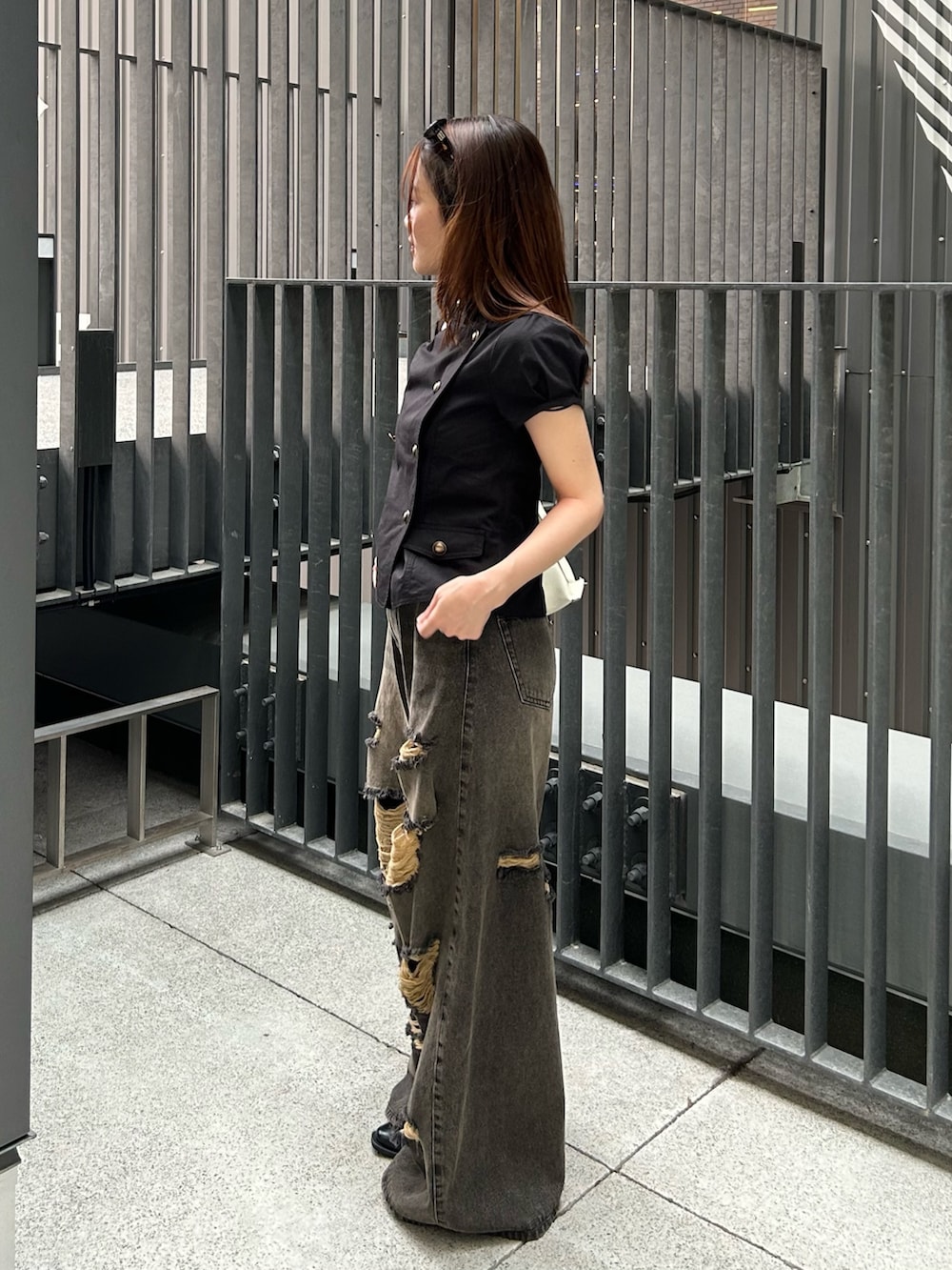 ブラック系のシャツ/ブラウス、グレー系のデニムパンツ、ブラック系のシャツ/ブラウスを着用したレディースの夏コーディネートの2枚目の写真