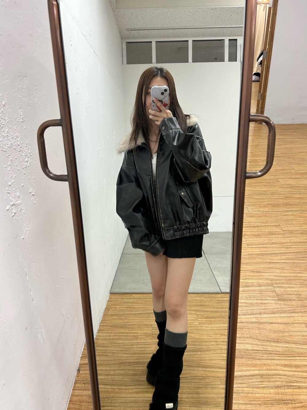 ホワイト系のキャミソール、ブラック系のその他パンツ、ブラック系のその他シューズを着用したレディースの秋コーディネートの4枚目の写真
