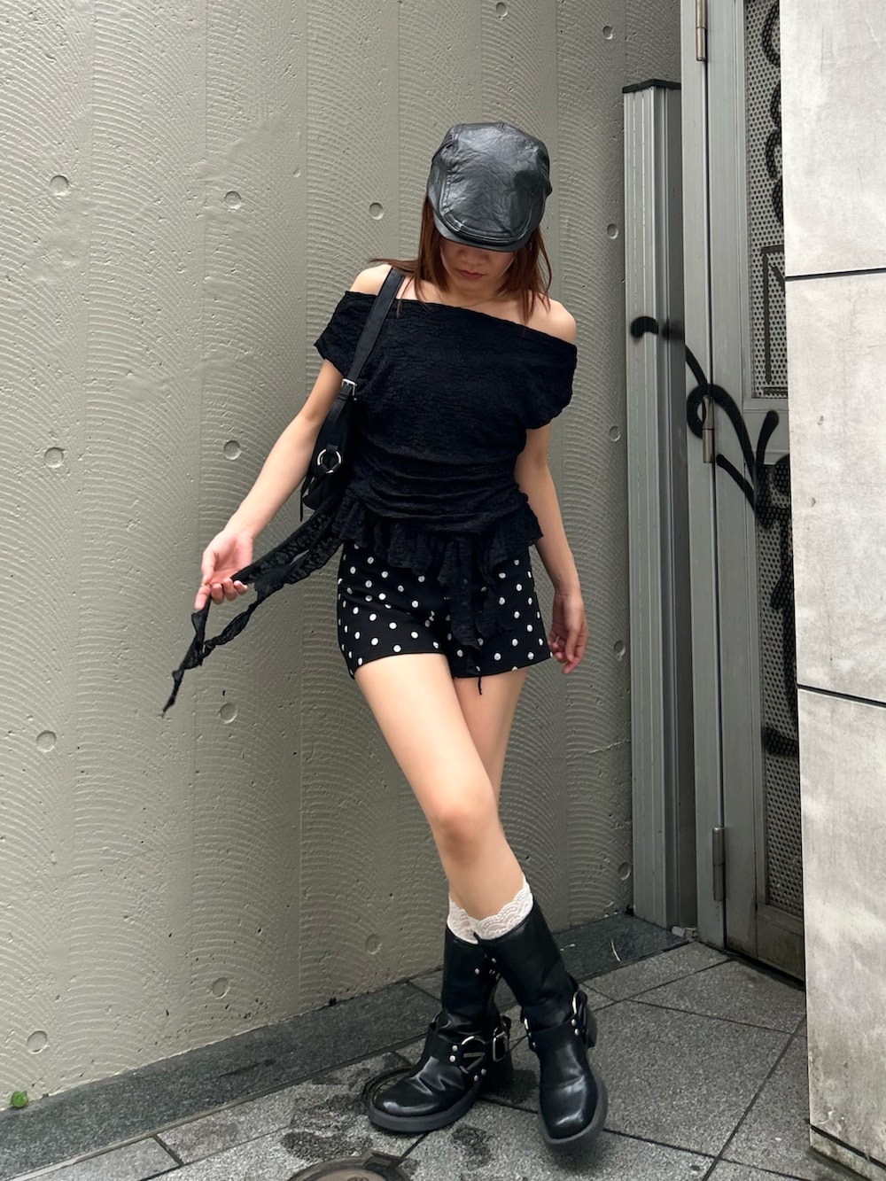 ブラック系のTシャツ/カットソー、ブラック系のその他パンツ、ホワイト系のソックス/靴下を着用したレディースの夏コーディネートの4枚目の写真
