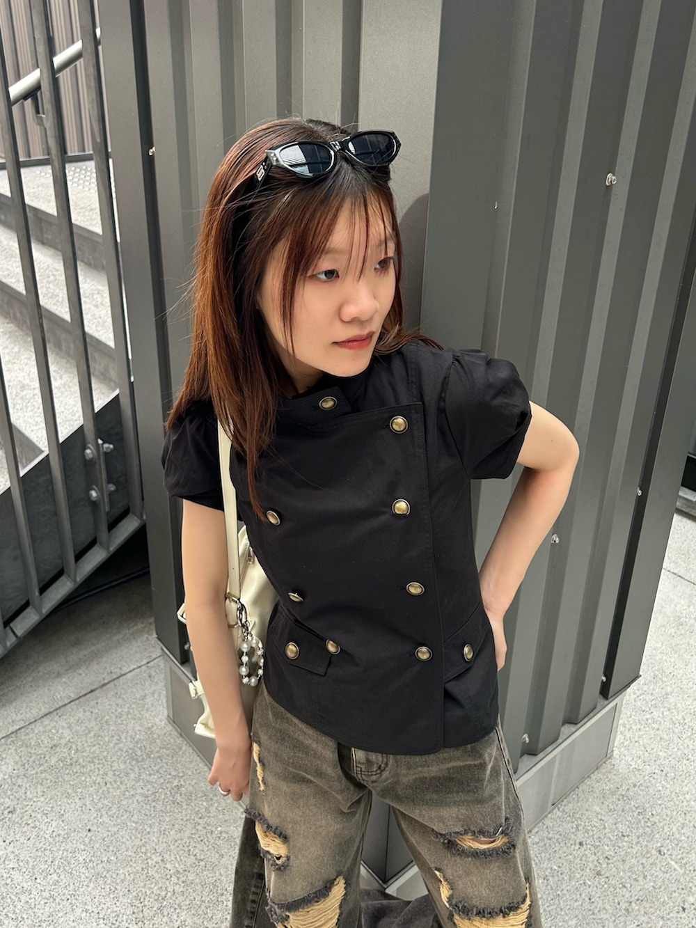 ブラック系のシャツ/ブラウス、グレー系のデニムパンツ、ブラック系のシャツ/ブラウスを着用したレディースの夏コーディネートの4枚目の写真
