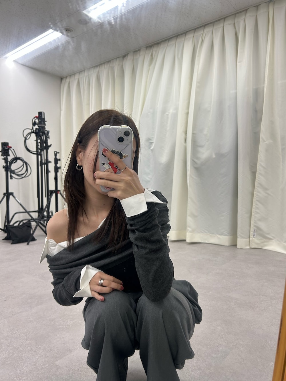 グレー系のTシャツ/カットソーを着用したレディースの秋コーディネートの3枚目の写真
