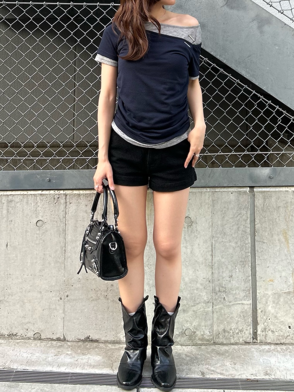 ブラック系のその他パンツ、ブラック系のショルダーバッグ、ブルー系のTシャツ/カットソーを着用したレディースの春コーディネートの5枚目の写真