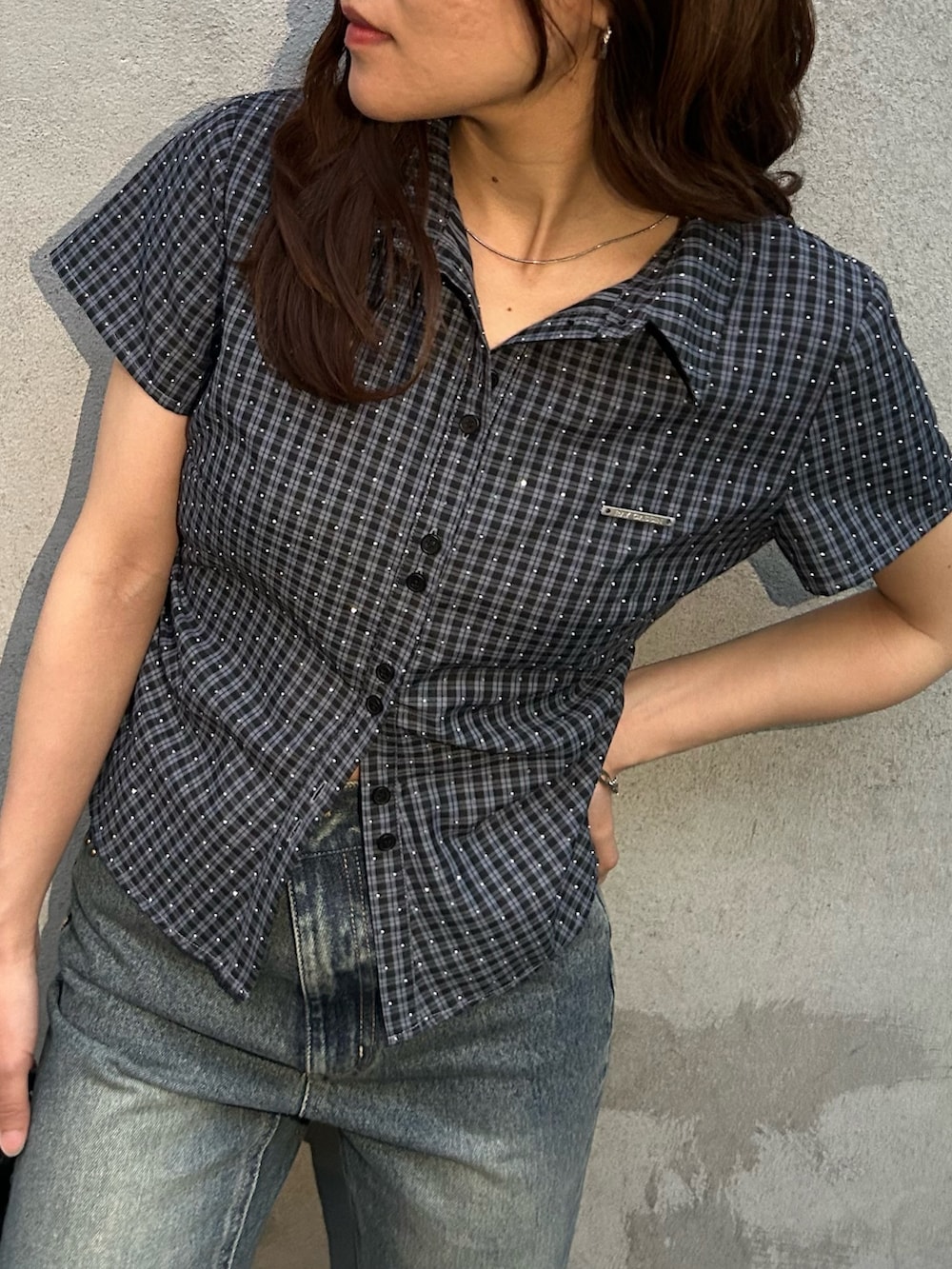 グレー系のシャツ/ブラウス、ブルー系のデニムパンツ、ブラック系のショルダーバッグを着用したレディースの春コーディネートの2枚目の写真