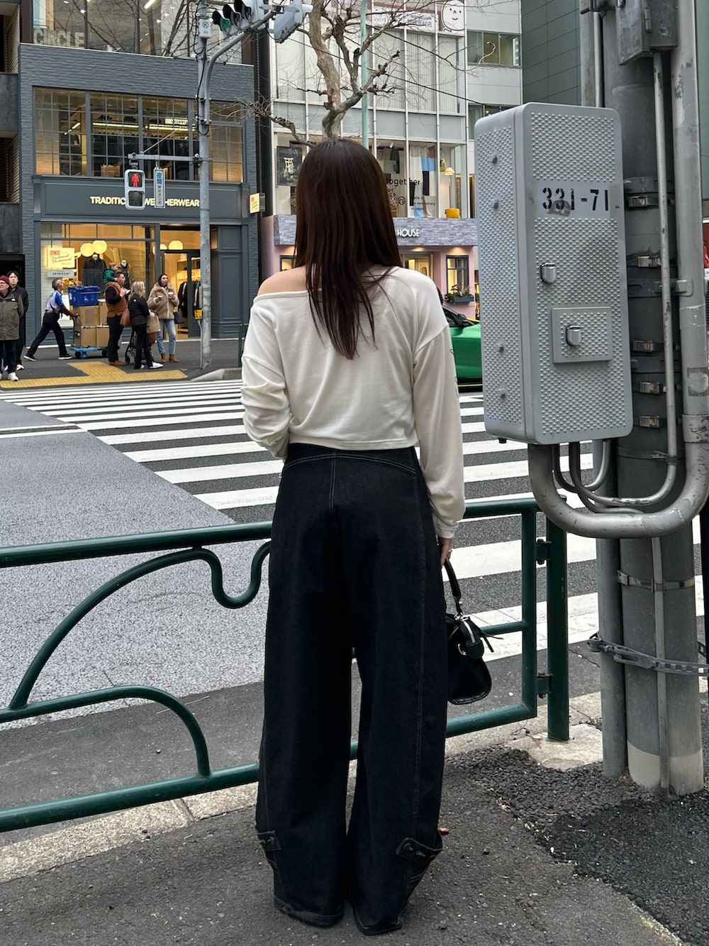 ホワイト系のTシャツ/カットソー、ブラック系のデニムパンツ、ブラック系のショルダーバッグを着用したレディースの春コーディネートの7枚目の写真