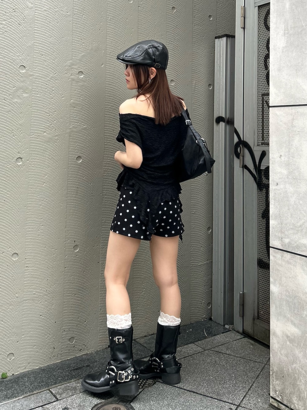 ブラック系のTシャツ/カットソー、ブラック系のその他パンツ、ホワイト系のソックス/靴下を着用したレディースの夏コーディネートの2枚目の写真