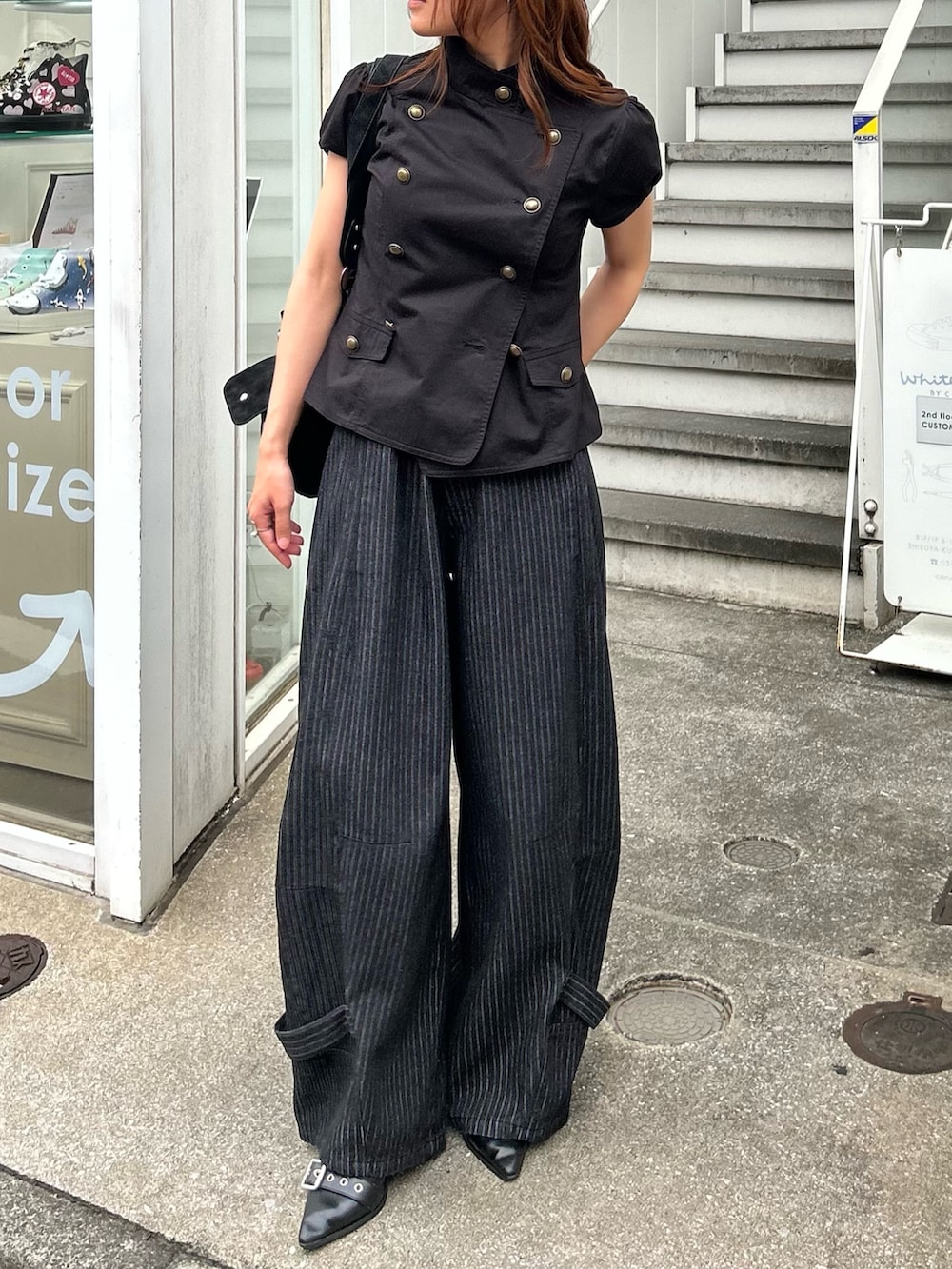 ブラック系のシャツ/ブラウス、ブルー系のデニムパンツ、ブラック系のキャスケットを着用したレディースの秋コーディネートの6枚目の写真