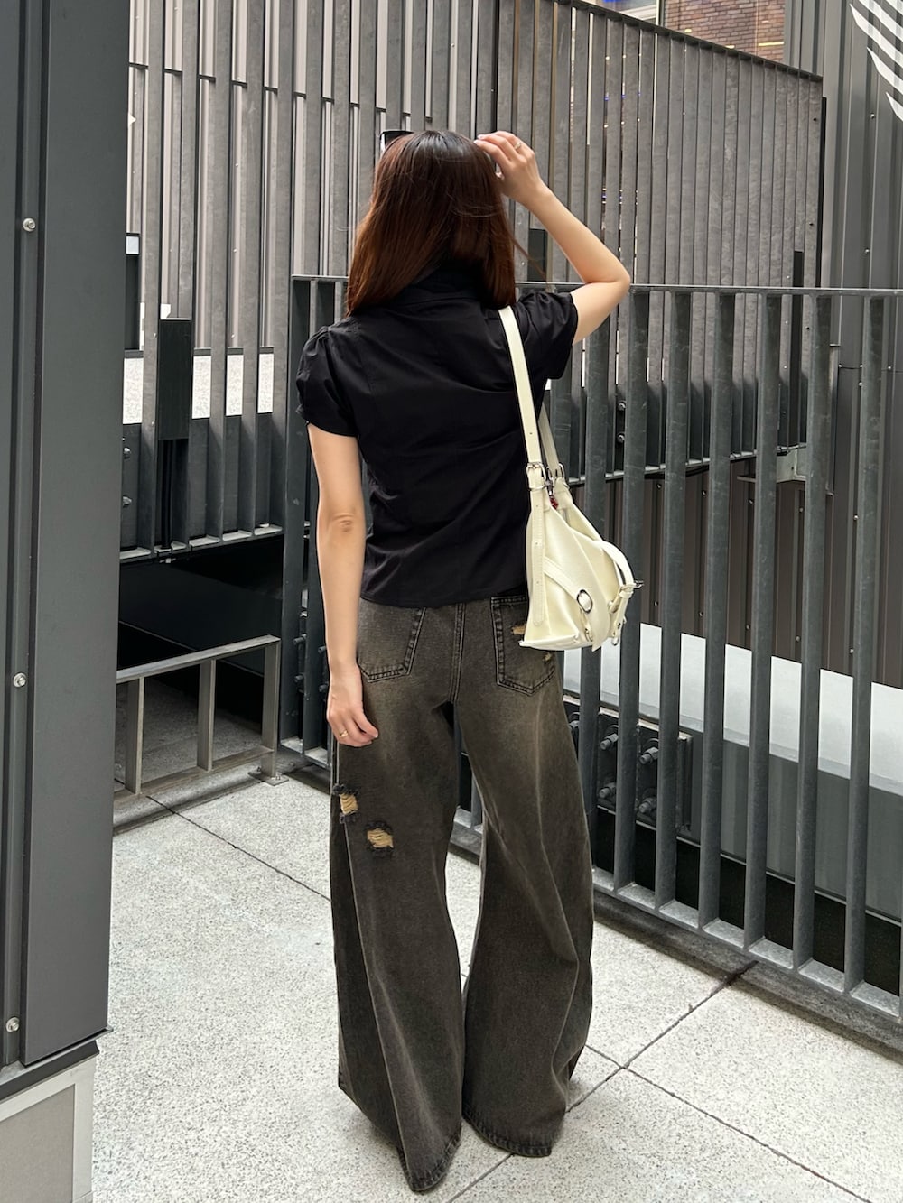 ブラック系のシャツ/ブラウス、グレー系のデニムパンツ、ブラック系のシャツ/ブラウスを着用したレディースの夏コーディネートの3枚目の写真