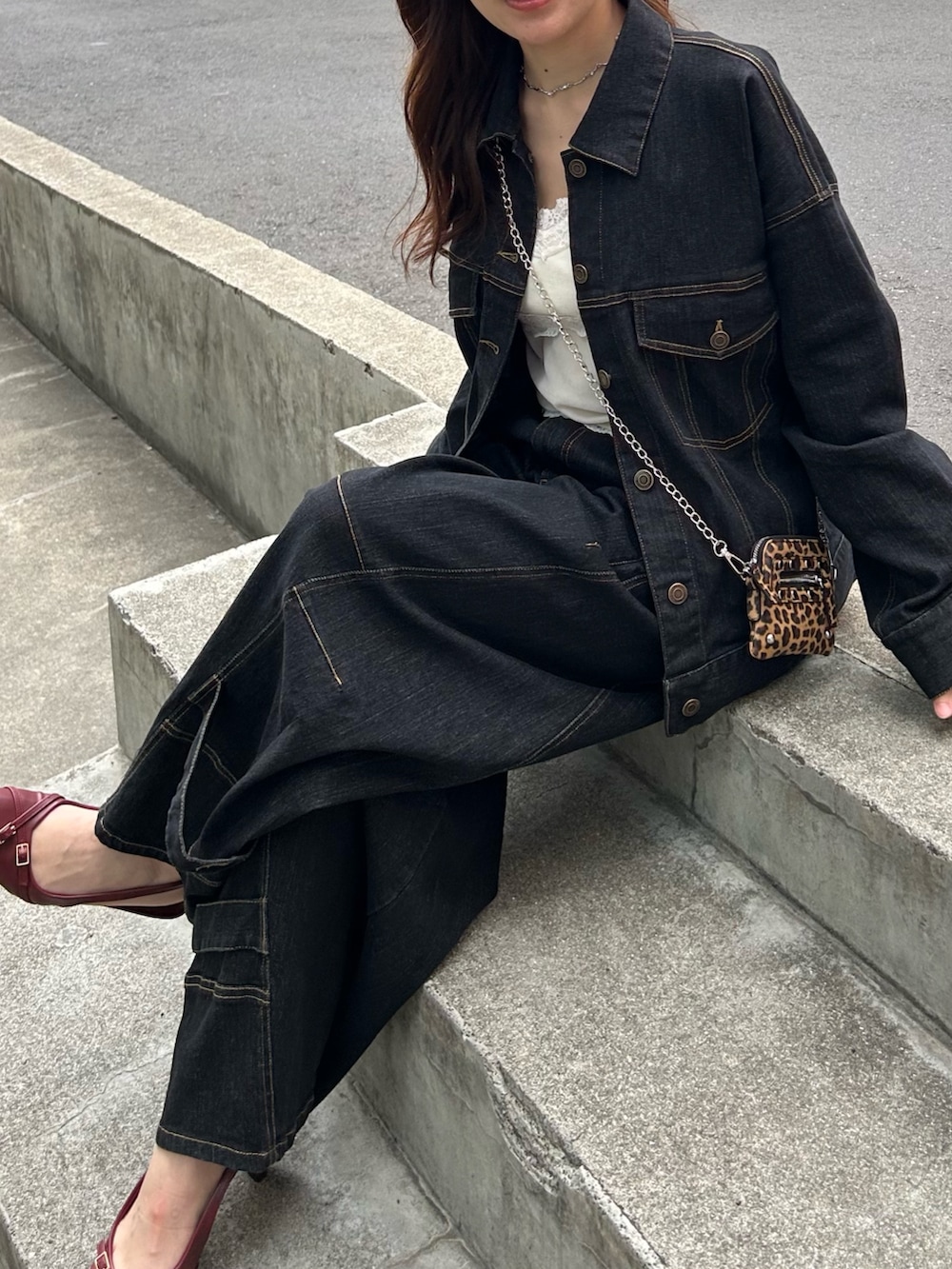 ブラック系のデニムパンツ、ブラック系のデニムジャケットを着用したレディースの春コーディネートの5枚目の写真
