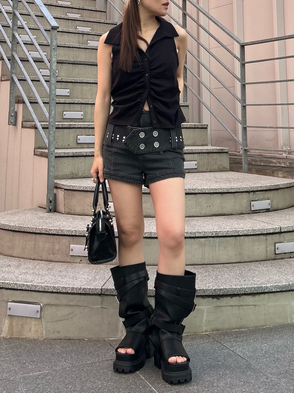ブラック系のシャツ/ブラウス、ブラック系のその他パンツ、ブラック系のサンダルを着用したレディースの春コーディネートの4枚目の写真