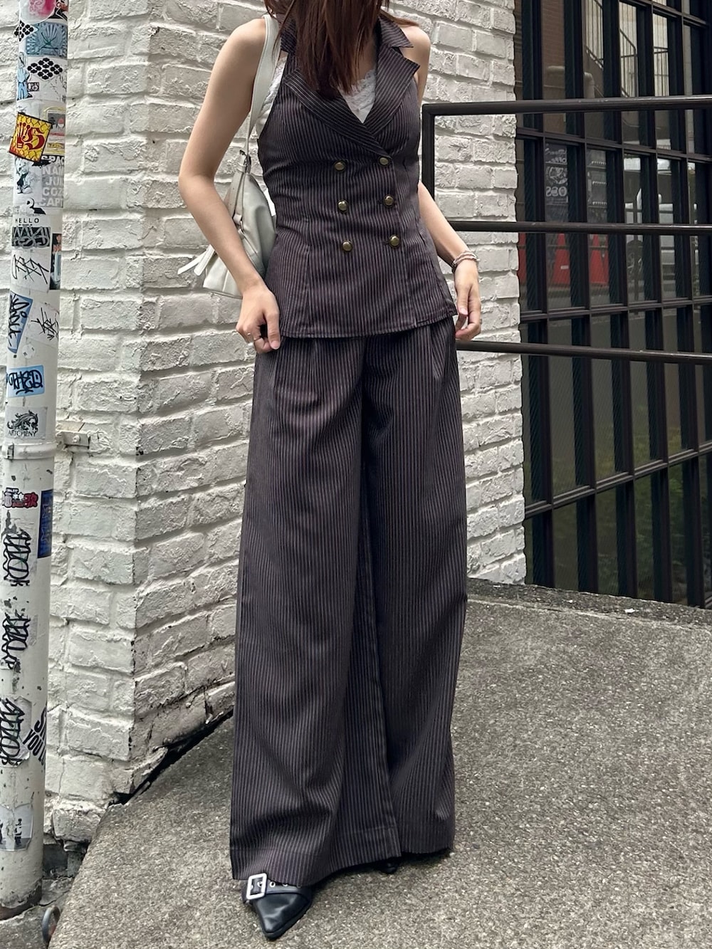 ブラウン系のシャツ/ブラウス、ブラウン系のその他パンツ、シルバー系のブレスレットを着用したレディースの夏コーディネートの4枚目の写真