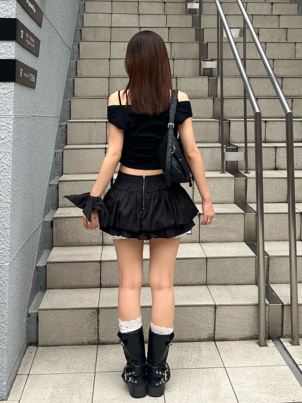 ブラック系のTシャツ/カットソー、ブラック系のスカート、ブラック系のシュシュを着用したレディースの夏コーディネートの2枚目の写真