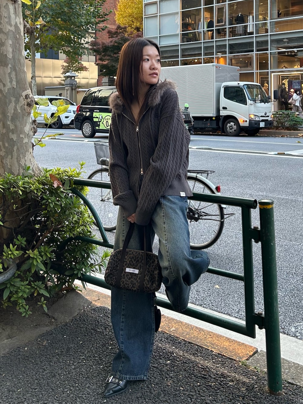 グレー系のパーカー、ブルー系のデニムパンツを着用したレディースの冬コーディネートの5枚目の写真