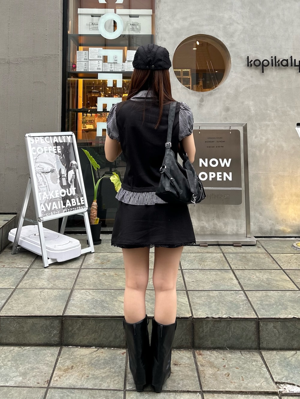 ブラック系のシャツ/ブラウス、ブラック系のスカート、ブラック系のハンチング/ベレー帽を着用したレディースの夏コーディネートの3枚目の写真