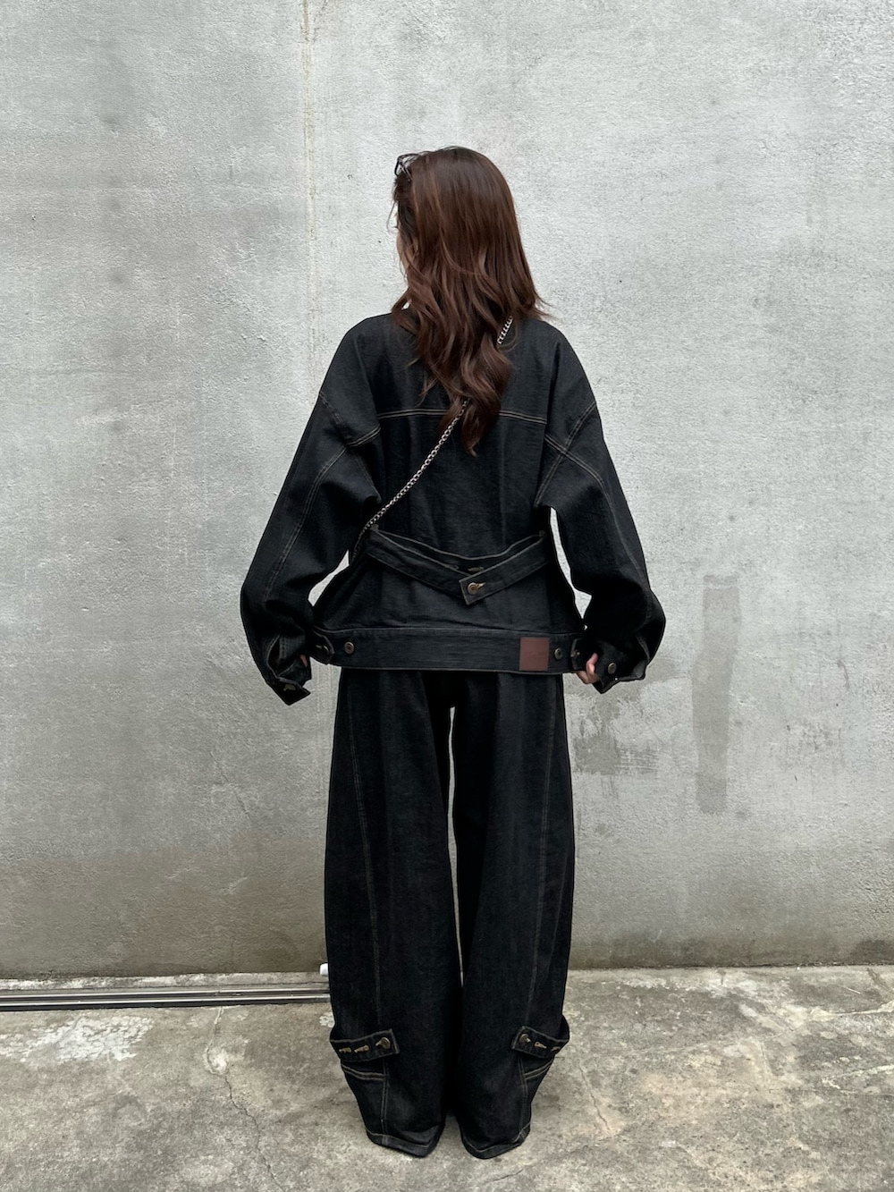 ブラック系のデニムパンツ、ブラック系のデニムジャケットを着用したレディースの春コーディネートの4枚目の写真