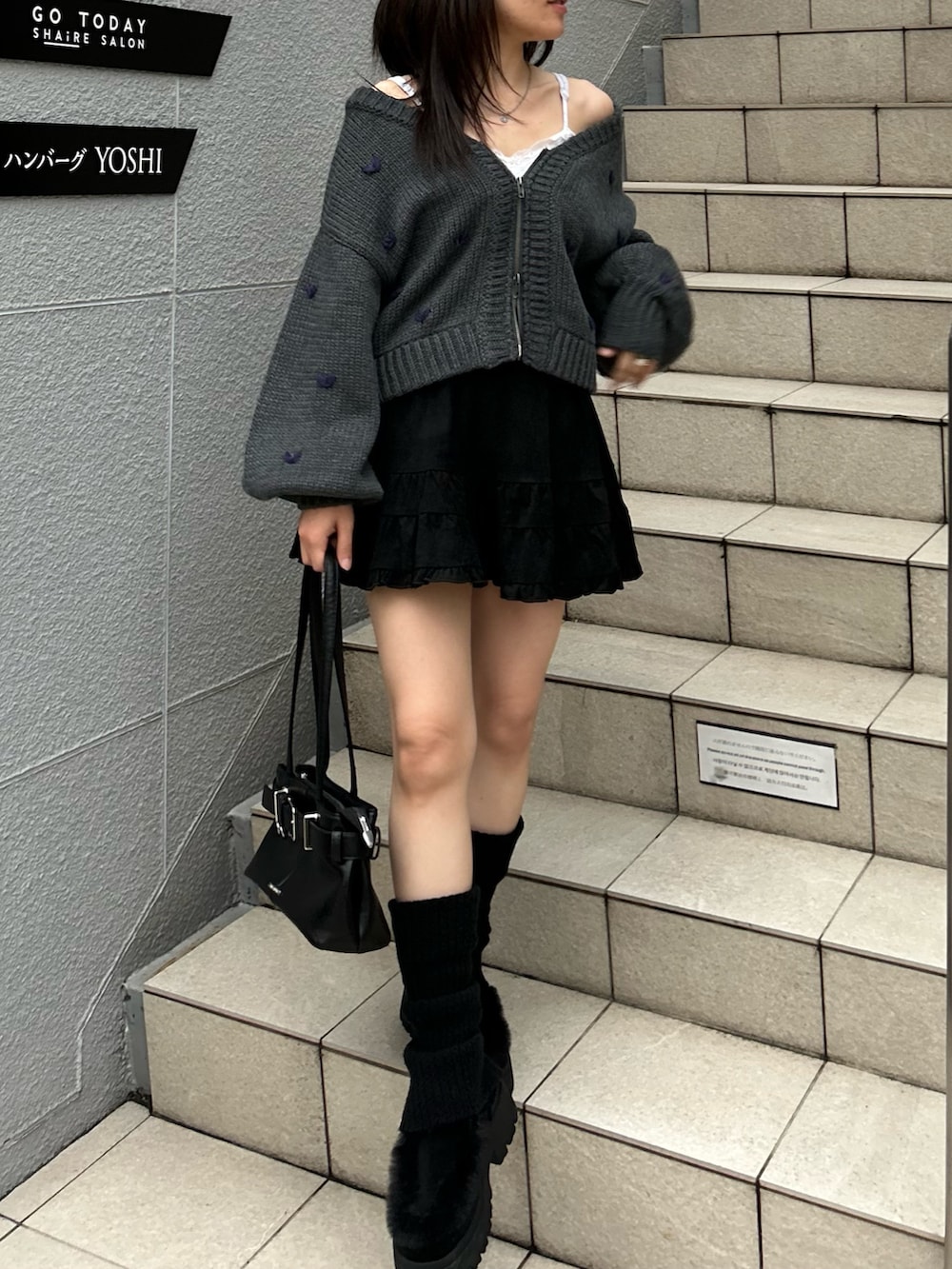 グレー系のカーディガン/ボレロ、ブラック系のその他シューズ、ブラック系のショルダーバッグを着用したレディースの秋コーディネートの2枚目の写真