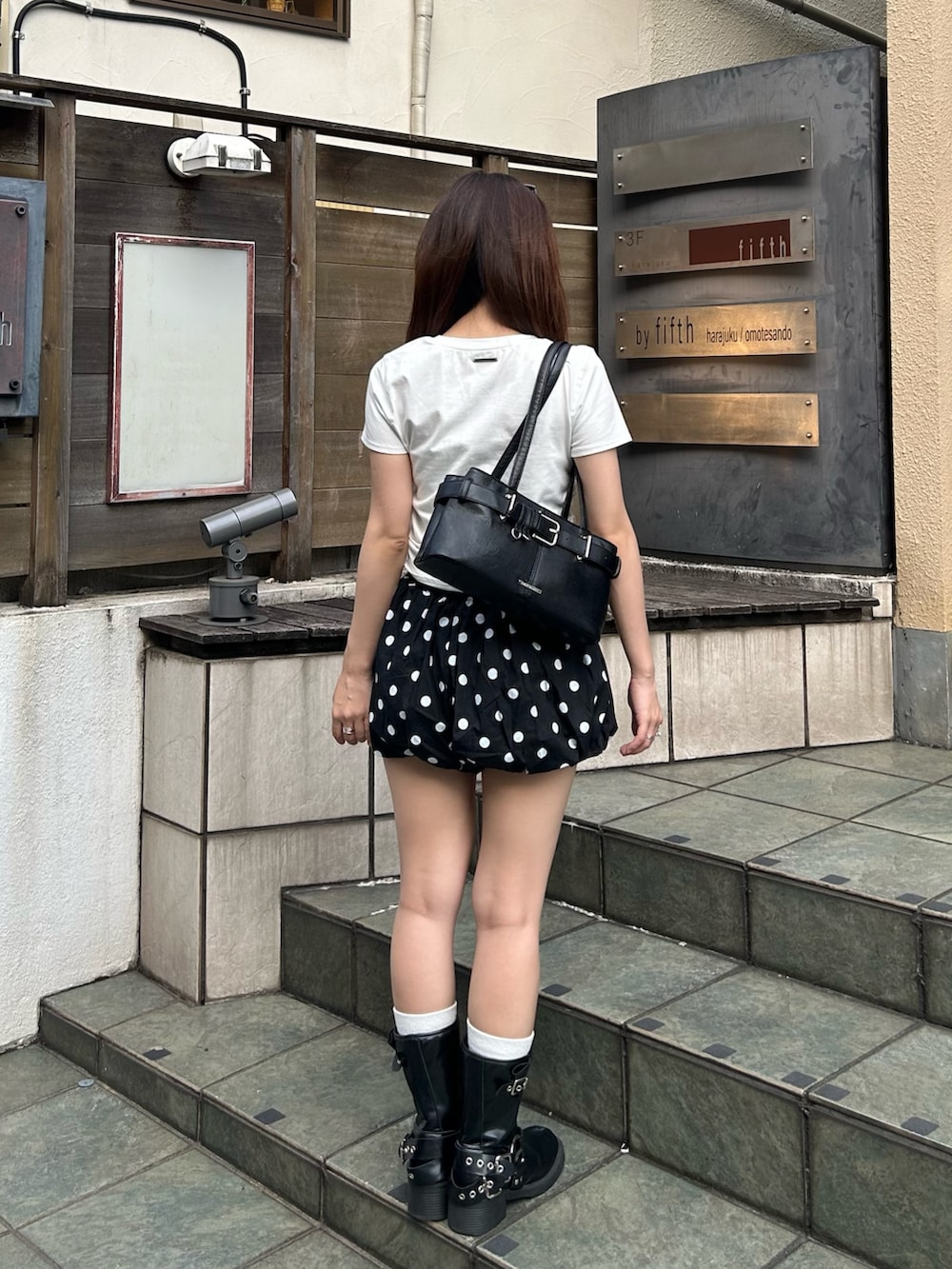 ホワイト系のTシャツ/カットソー、ブラック系のスカートを着用したレディースの夏コーディネートの3枚目の写真