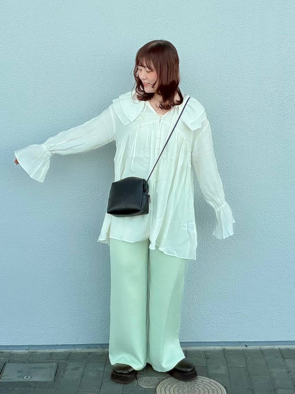 ブラック系のサンダル、ホワイト系のキャミソール、ホワイト系のシャツ/ブラウスを着用したレディースの春コーディネートの5枚目の写真