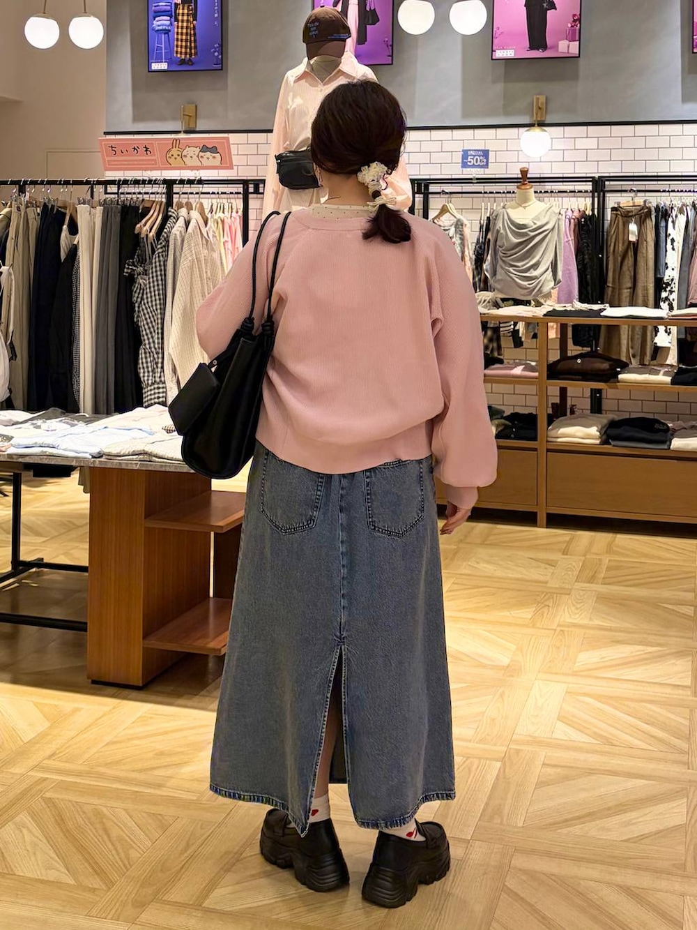 ホワイト系のTシャツ/カットソー、ブラック系のローファー、ブルー系のワンピースを着用したレディースの冬コーディネートの4枚目の写真