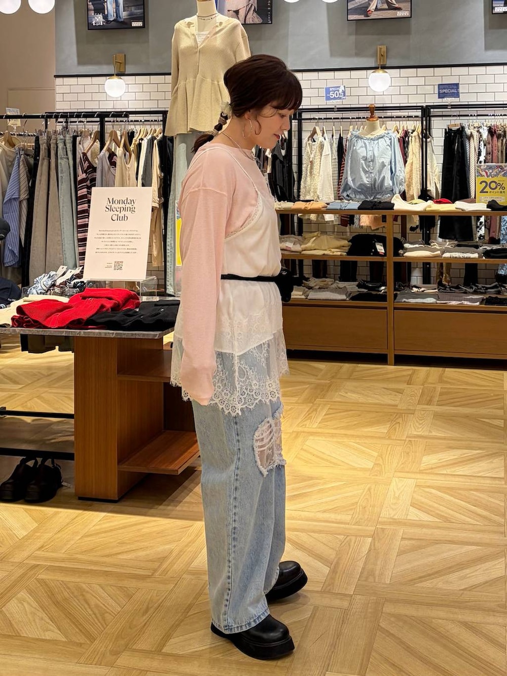 ブラック系のサンダル、ホワイト系のキャミソール、ピンク系のTシャツ/カットソーを着用したレディースの春コーディネートの4枚目の写真