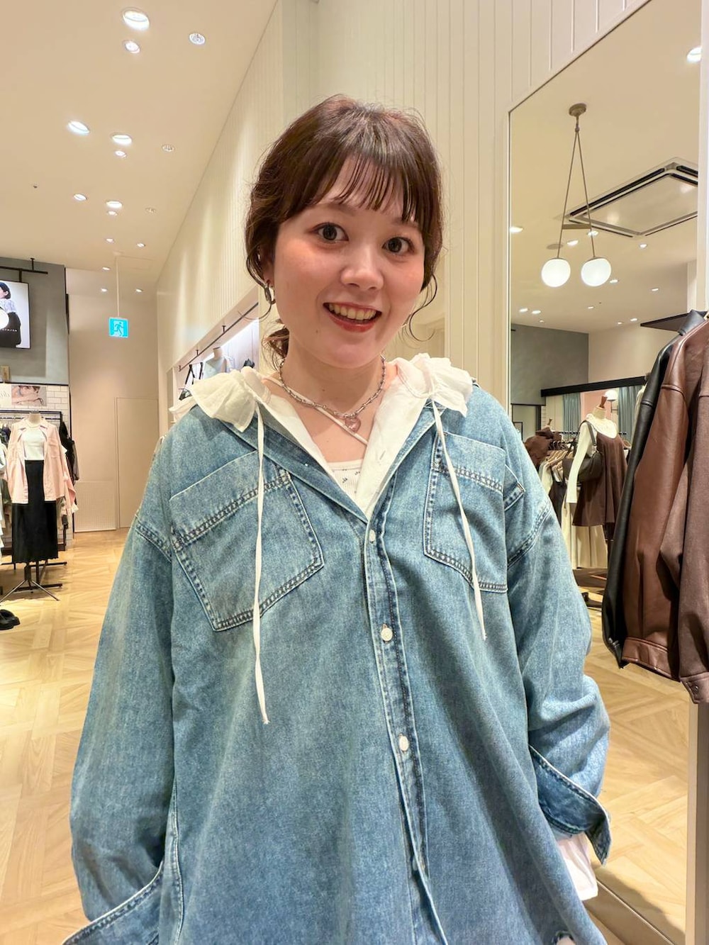 ホワイト系のシャツ/ブラウス、ブルー系のシャツ/ブラウス、ブラック系のローファーを着用したレディースの秋コーディネートの6枚目の写真