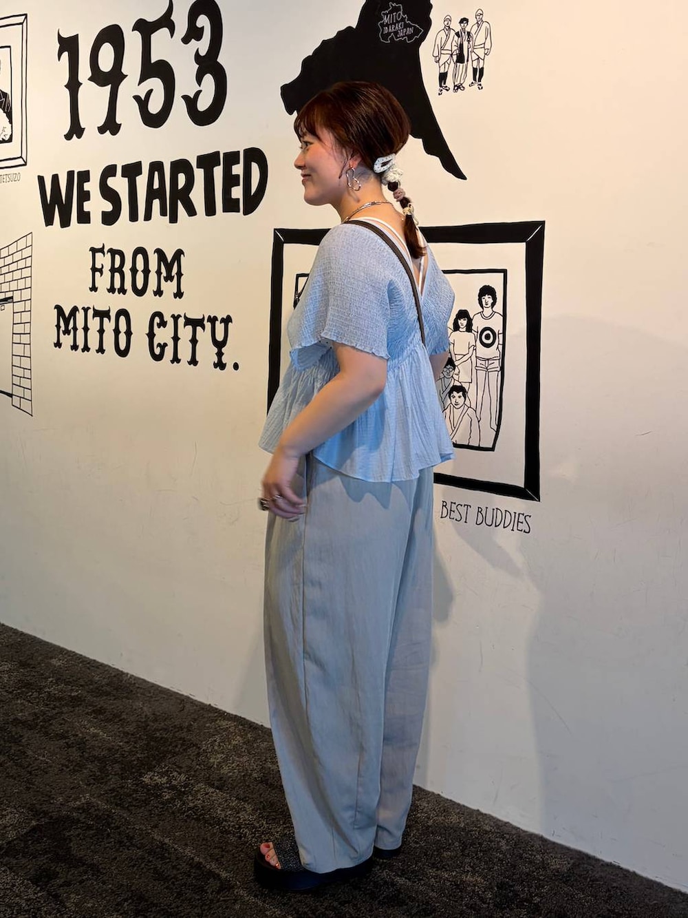 ブラック系のサンダル、ブラウン系のボディバッグ/ウエストポーチ、ホワイト系のその他パンツを着用したレディースの春コーディネートの3枚目の写真