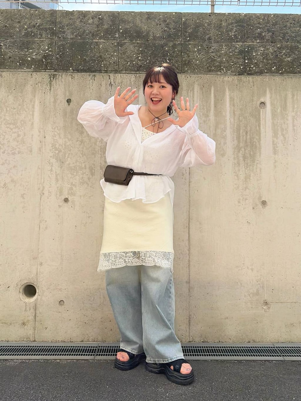 ホワイト系のシャツ/ブラウス、ブルー系のデニムパンツ、ブラウン系のボディバッグ/ウエストポーチを着用したレディースの夏コーディネートの2枚目の写真