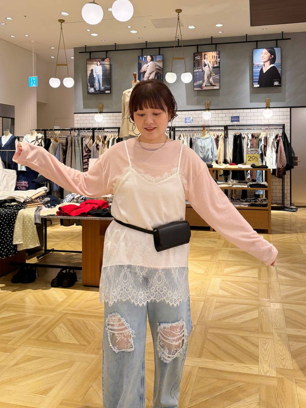 ブラック系のサンダル、ホワイト系のキャミソール、ピンク系のTシャツ/カットソーを着用したレディースの春コーディネートの7枚目の写真