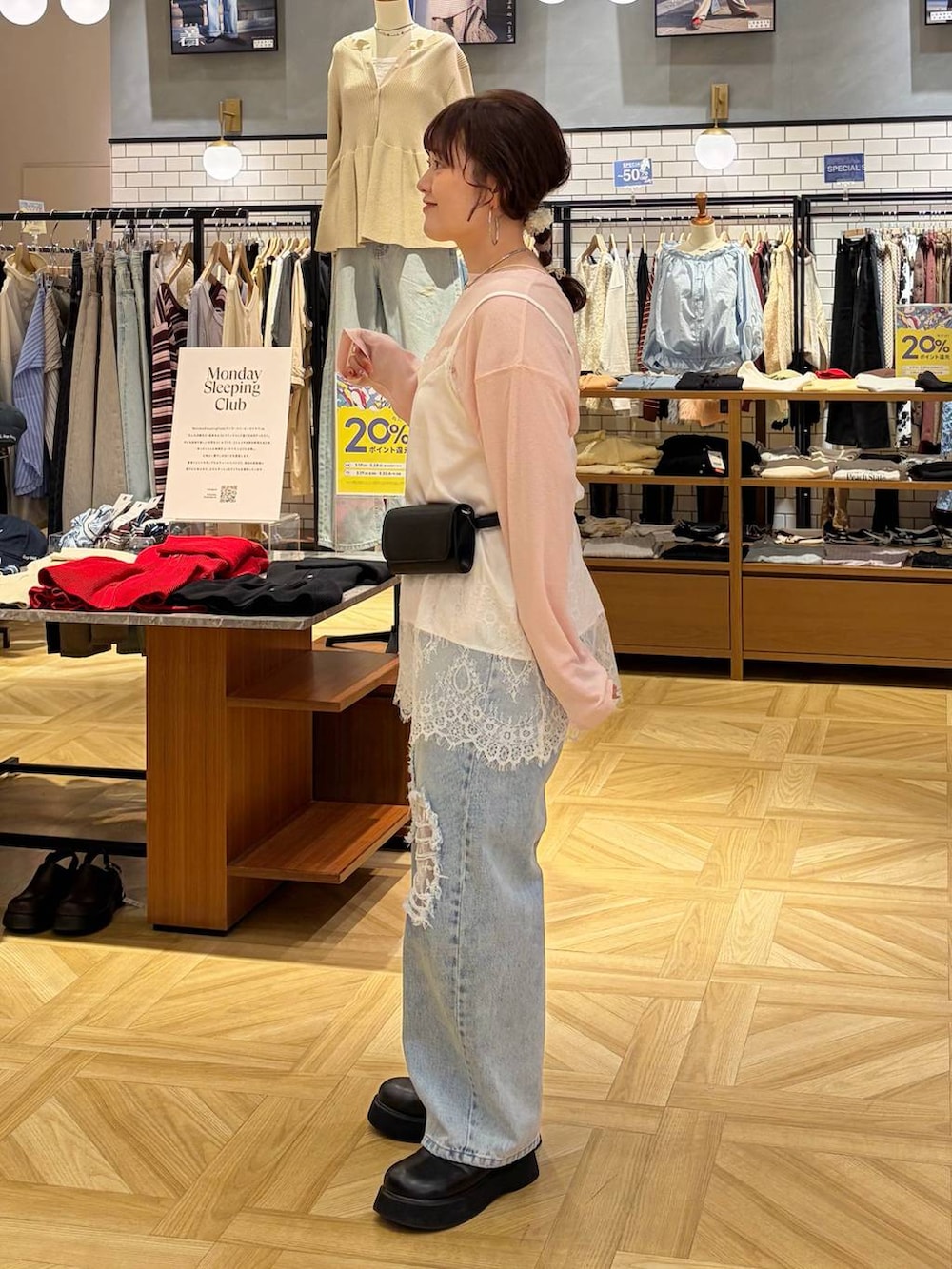 ブラック系のサンダル、ホワイト系のキャミソール、ピンク系のTシャツ/カットソーを着用したレディースの春コーディネートの3枚目の写真