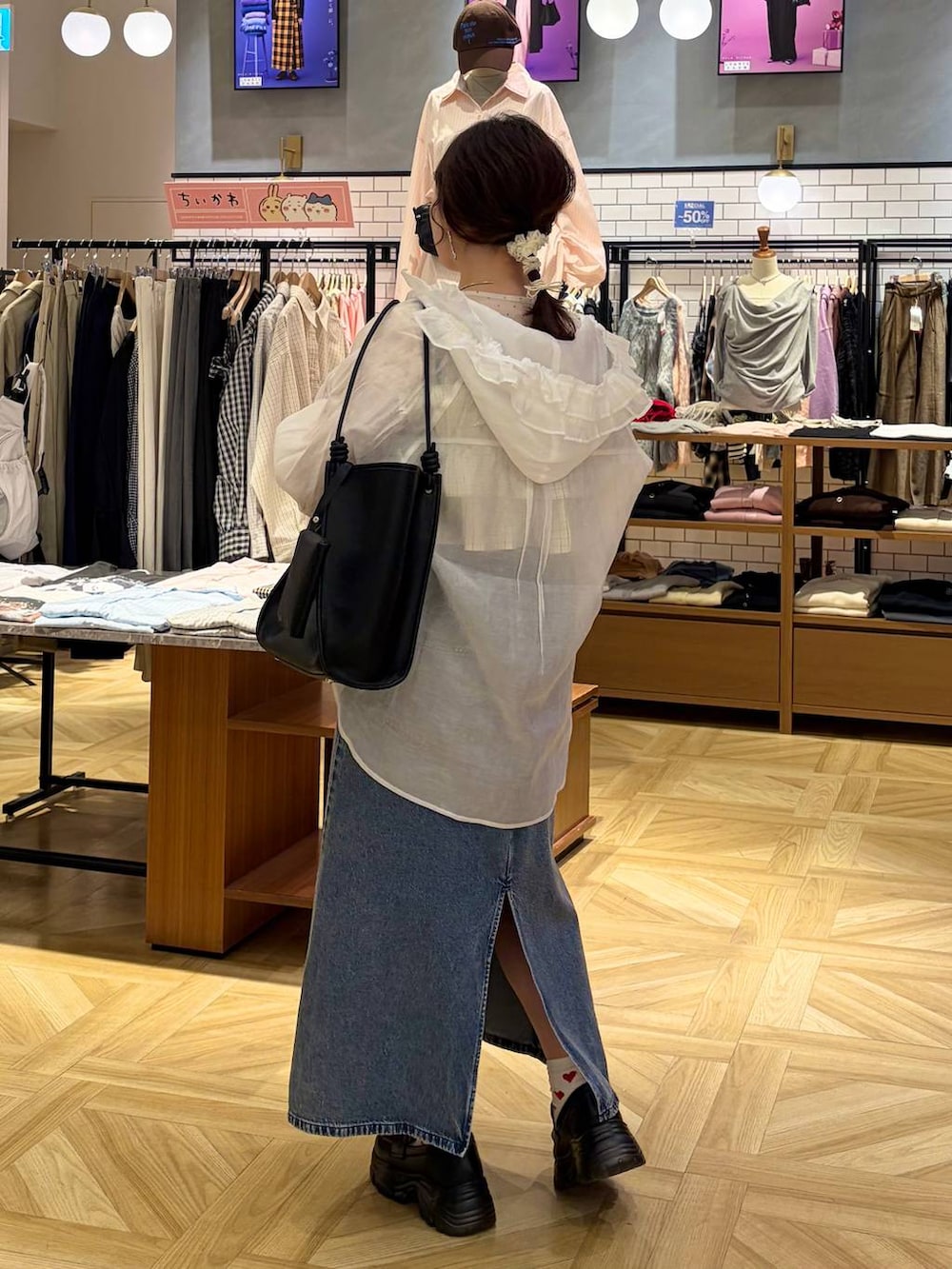 ホワイト系のシャツ/ブラウス、ホワイト系のTシャツ/カットソー、ブラック系のローファーを着用したレディースの冬コーディネートの4枚目の写真