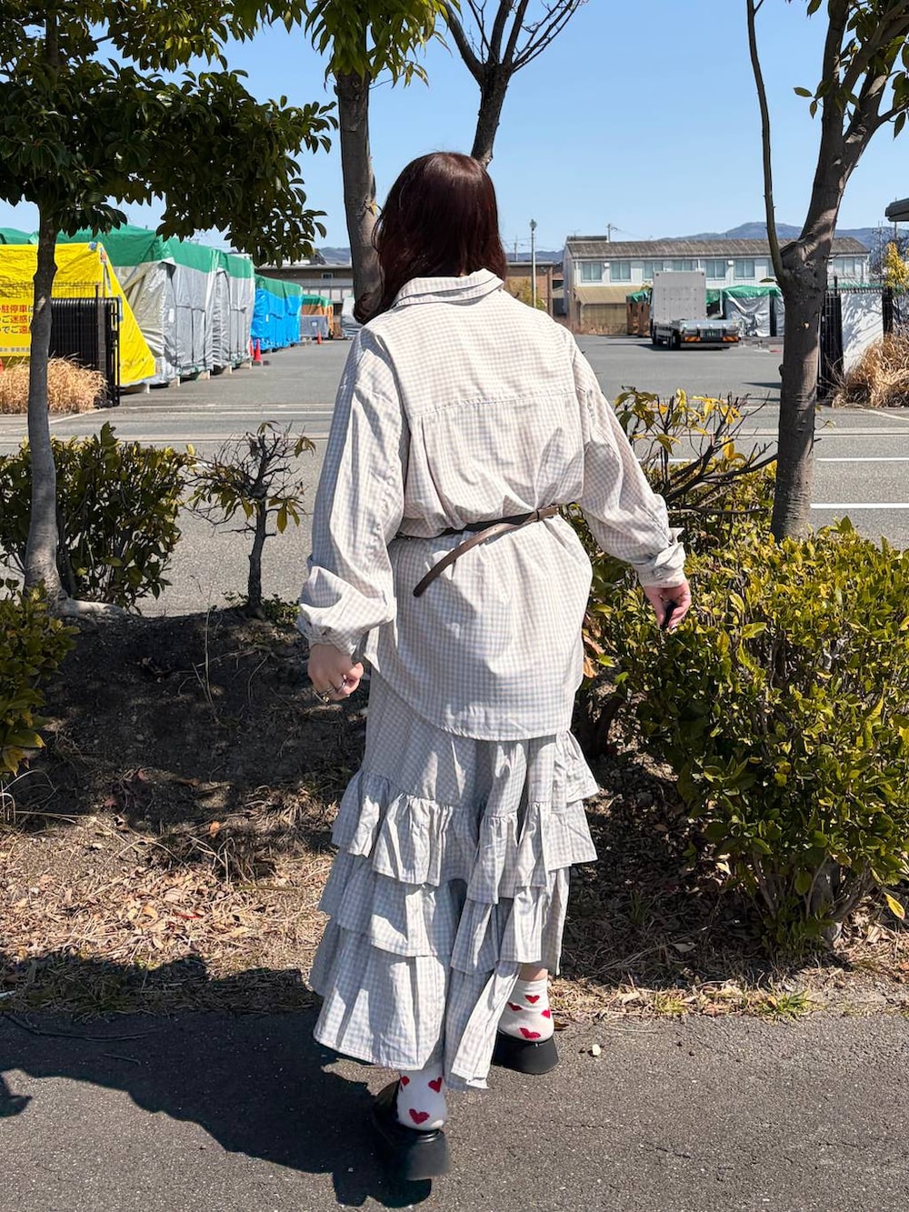 ブラック系のサンダル、ホワイト系のキャミソール、ホワイト系のTシャツ/カットソーを着用したレディースの春コーディネートの4枚目の写真