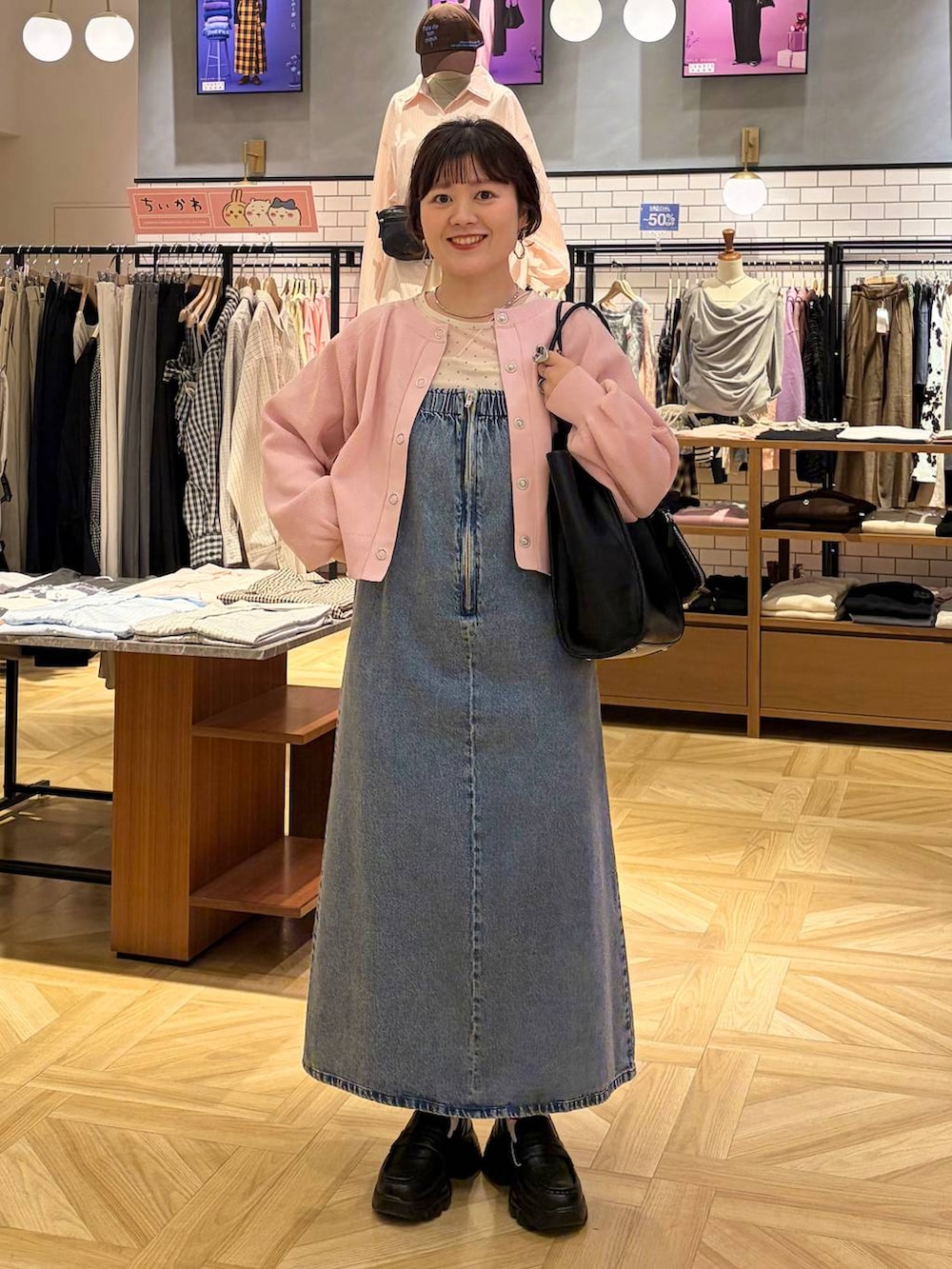 ホワイト系のTシャツ/カットソー、ブラック系のローファー、ブルー系のワンピースを着用したレディースの冬コーディネートの2枚目の写真