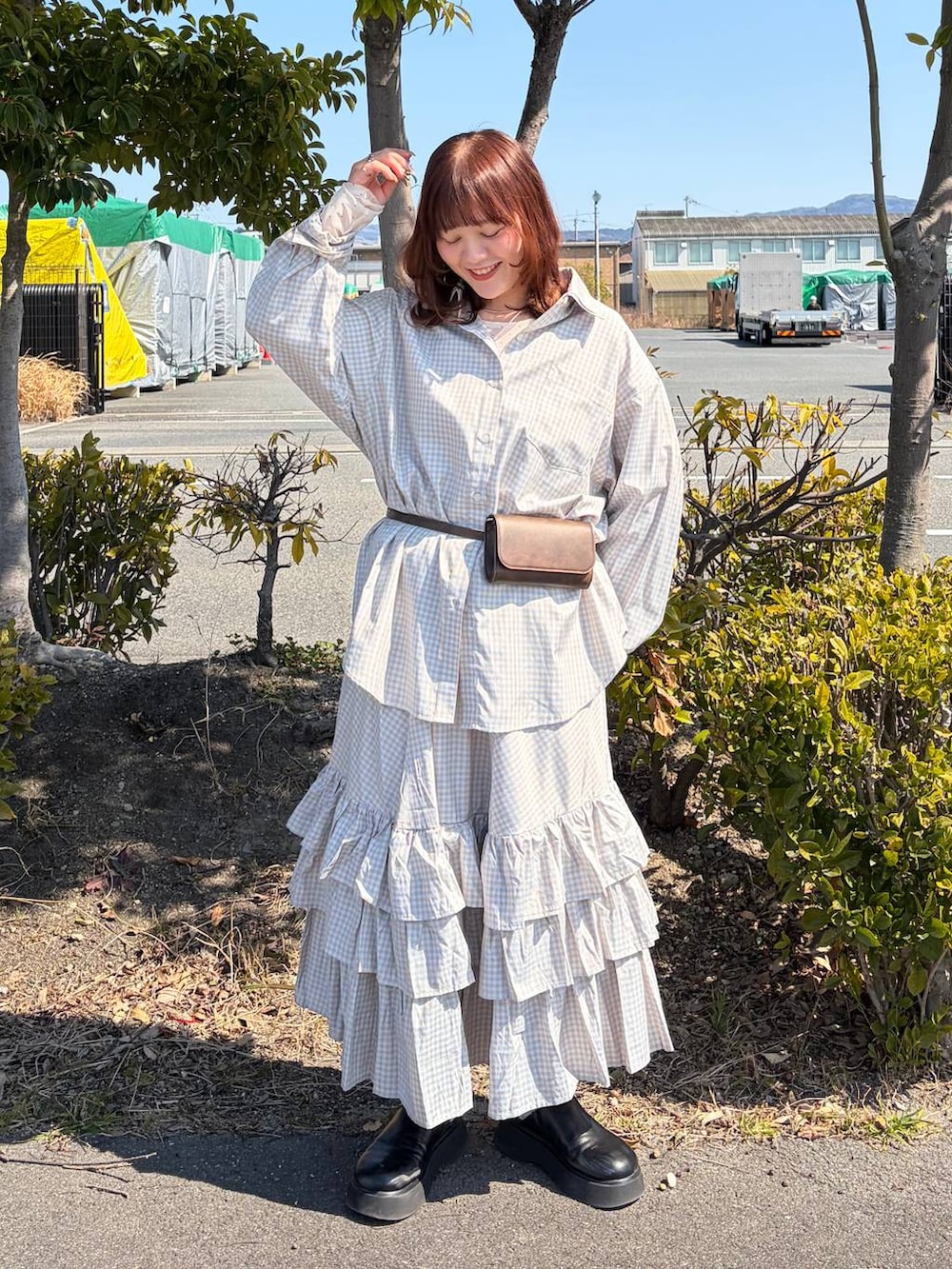 ブラック系のサンダル、ホワイト系のキャミソール、ホワイト系のTシャツ/カットソーを着用したレディースの春コーディネートの5枚目の写真