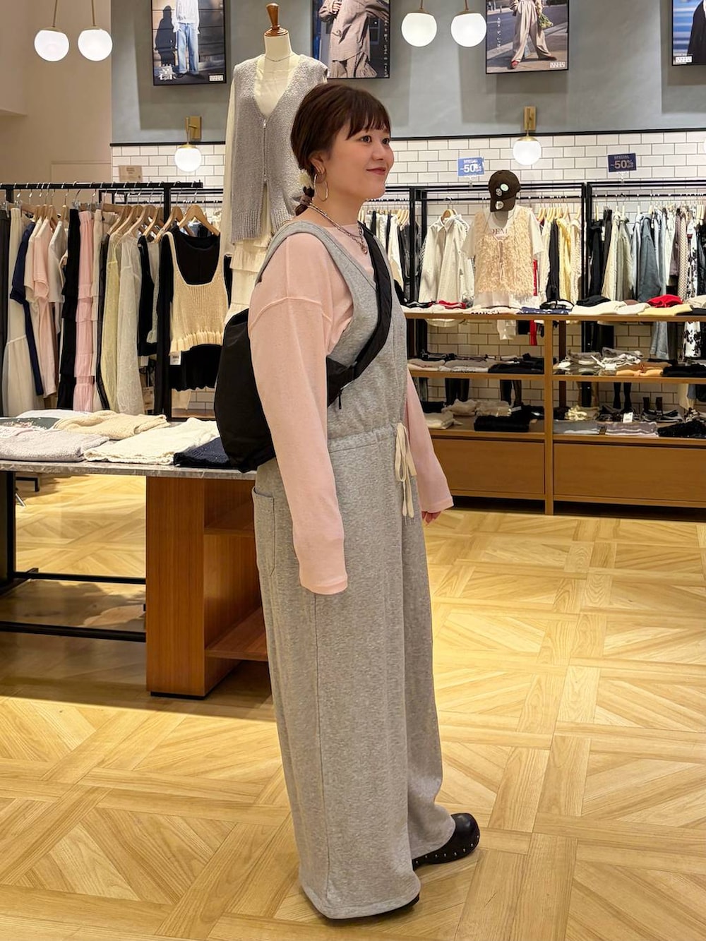 ピンク系のTシャツ/カットソー、ブラック系のサンダル、ブラック系のショルダーバッグを着用したレディースの春コーディネートの5枚目の写真