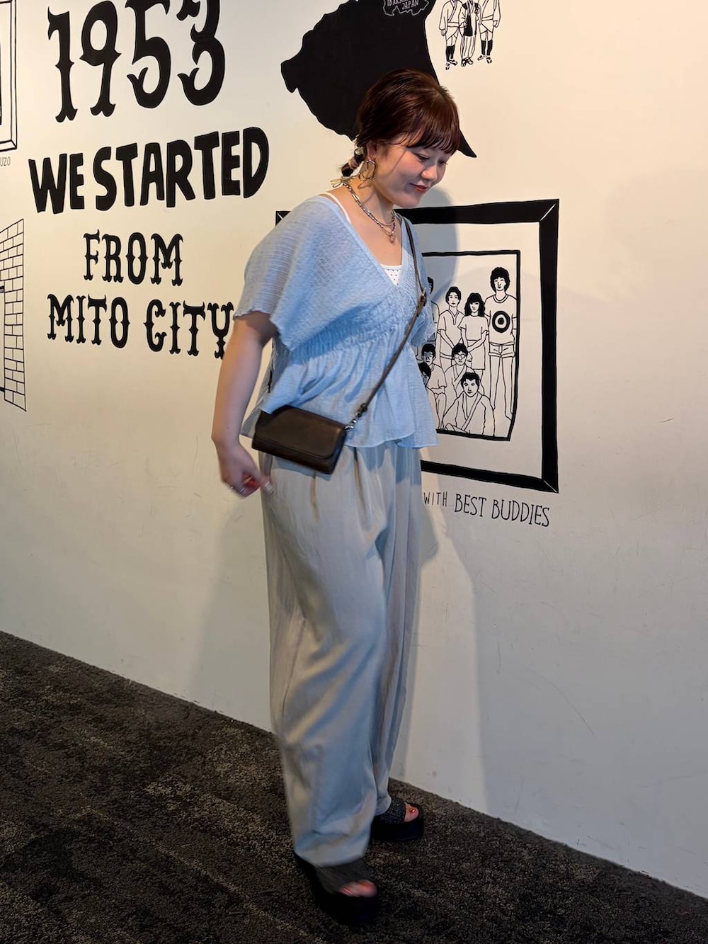 ブラック系のサンダル、ブラウン系のボディバッグ/ウエストポーチ、ホワイト系のその他パンツを着用したレディースの春コーディネートの5枚目の写真