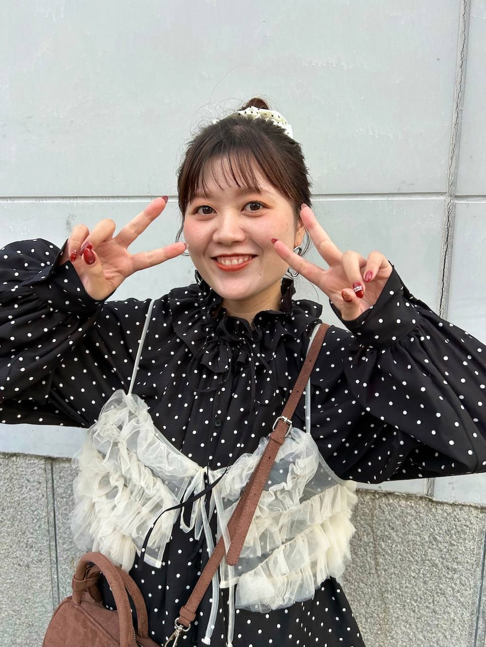 グレー系のスウェットパンツ、ブラック系のサンダル、ブラウン系のボストンバッグを着用したレディースの秋コーディネートの7枚目の写真