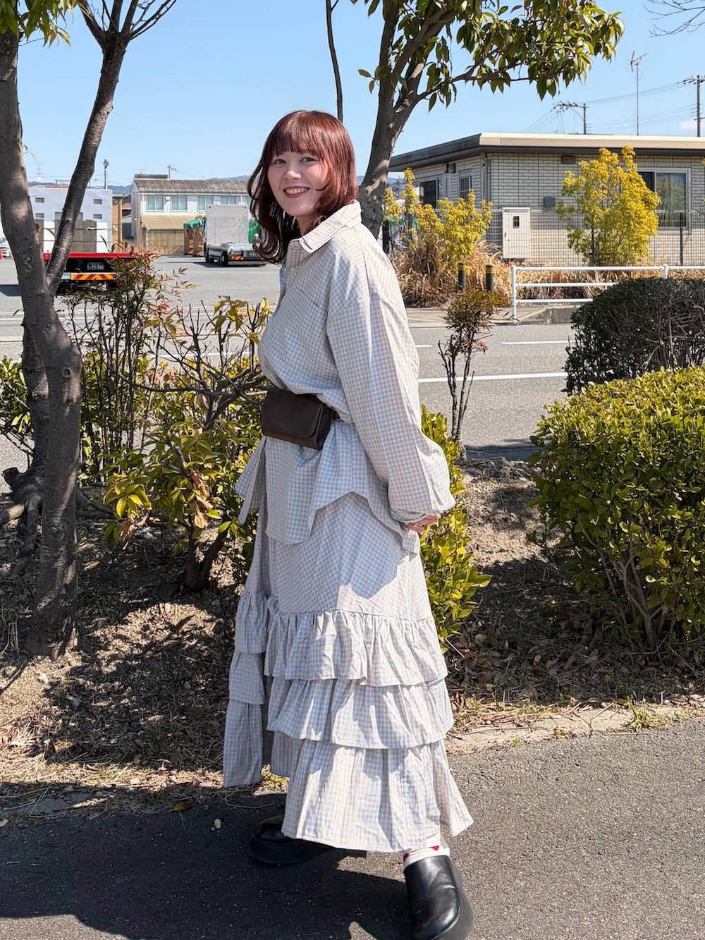 ブラック系のサンダル、ホワイト系のキャミソール、ホワイト系のTシャツ/カットソーを着用したレディースの春コーディネートの3枚目の写真