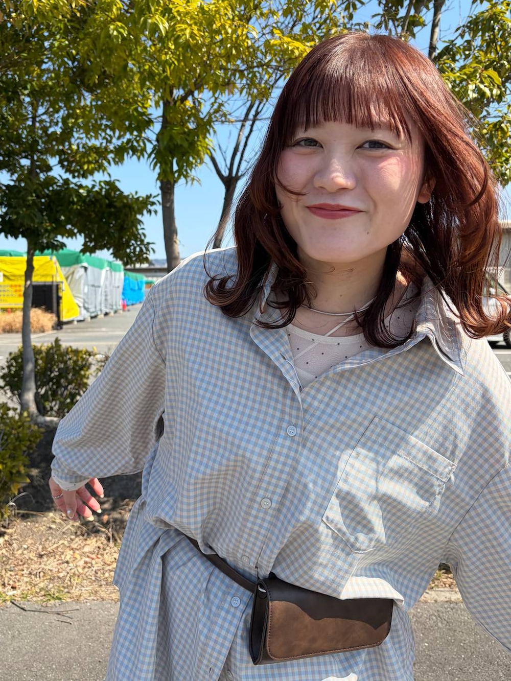 ブラック系のサンダル、ホワイト系のキャミソール、ホワイト系のTシャツ/カットソーを着用したレディースの春コーディネートの6枚目の写真