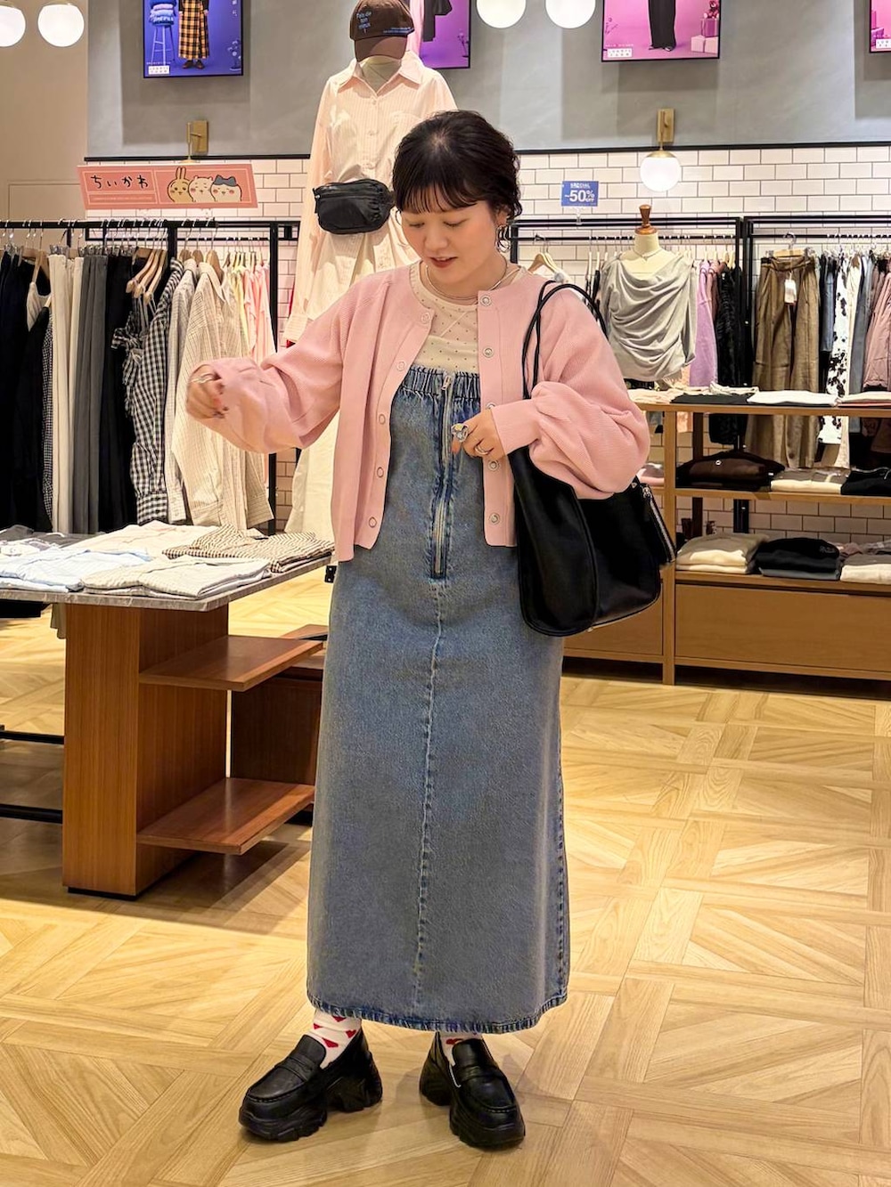 ホワイト系のTシャツ/カットソー、ブラック系のローファー、ブルー系のワンピースを着用したレディースの冬コーディネートの6枚目の写真