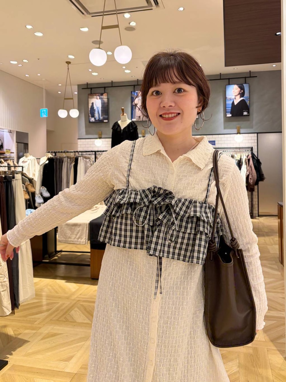 ブラック系のサンダル、ブラック系のキャミソール、ブラウン系のその他パンツを着用したレディースの春コーディネートの5枚目の写真