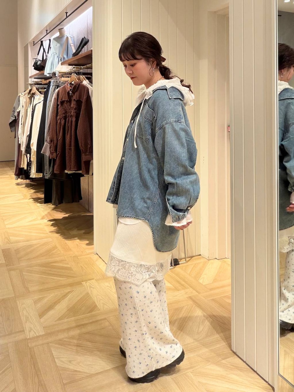 ホワイト系のシャツ/ブラウス、ブルー系のシャツ/ブラウス、ブラック系のローファーを着用したレディースの秋コーディネートの4枚目の写真